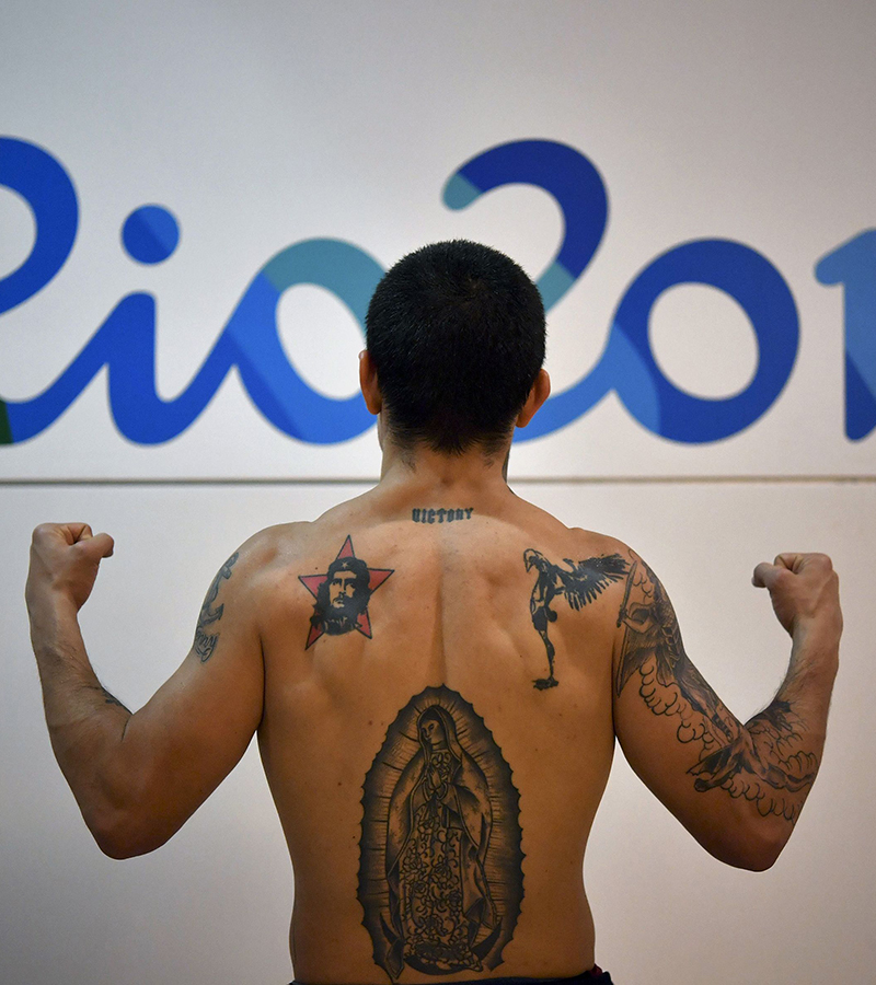 El 'Che', la palabra victoria y una virgen revisten la espalda del boxeador argentino, Ignacio Perrin